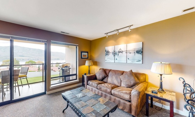 Chelan Condo | Bright Upscale Condo with Views - Pool & Hot Tub Access