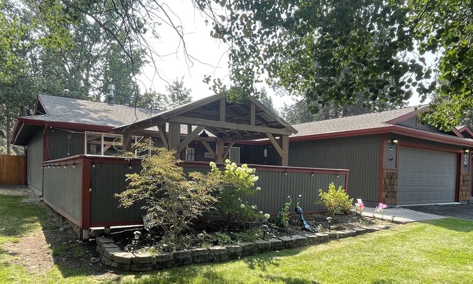 Southeast Bend House | Brightenwood House. Beautiful house in a quiet neighborhood.