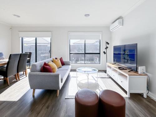 Berwick House | Brilliant Berwick Home Smart TV Garage Parking