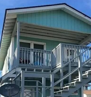 Crescent Beach House | (BRING PETS 1 BLOCK FROM the BEACH!)