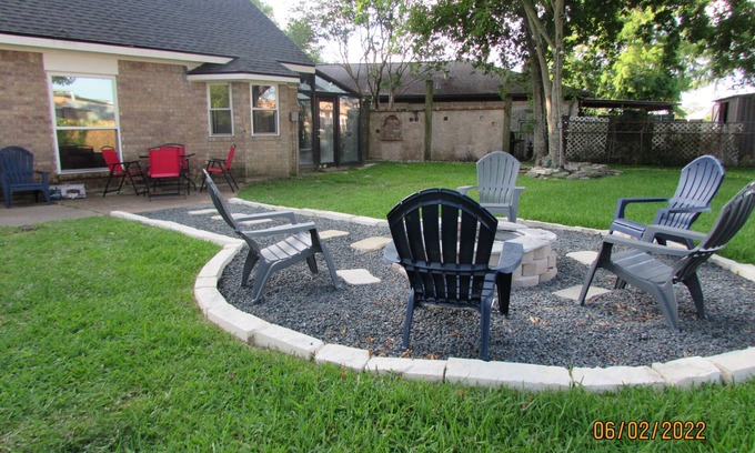 El Lago House | Bring the Family/Large Backyard/close to Kemah Boardwalk & Space Center