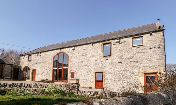 Millers Dale Cottage | BROADWAY BARN, pet friendly, with a garden in Priestcliffe