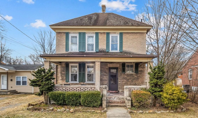 Berryville House | Broadway Cottage - Convenient location!
