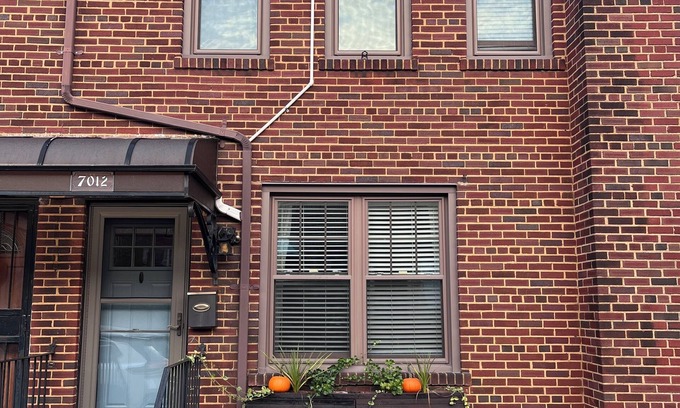 Bay Ridge House | Brooklyn row house. Quiet Street. Close to waterfront, ferry, subways & bus.