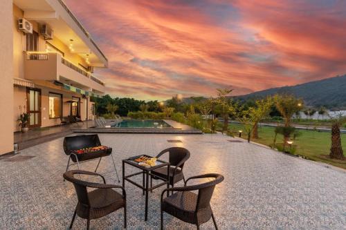 Faridabad Villa | BrookVale Manor by StayVista - Private Pool, BBQ, Views at Haryana