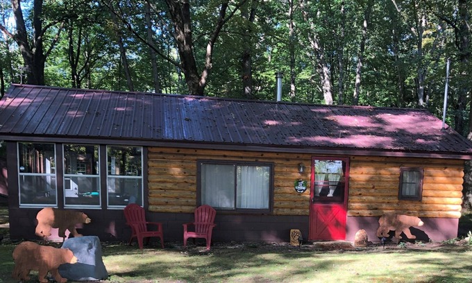 Branch Cabin | Brown Bear Bunker-All Seasons Log Cabin Retreat -Relax, Swim, Hike, ATV and Fish