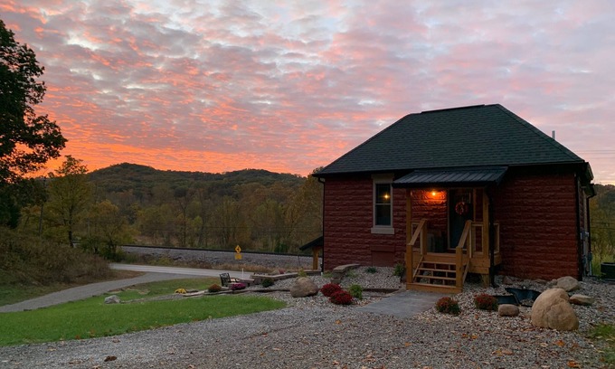 Helmsburg House | Brown Co, Hot Tub, King Bed, Sleeps 10, Bumper Pool, 5 Smart TVs Firepit, Grill