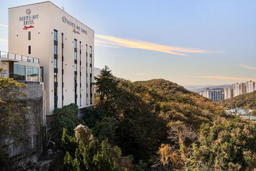 Buk-gu Hotel | Brown Dot Hotel Signature