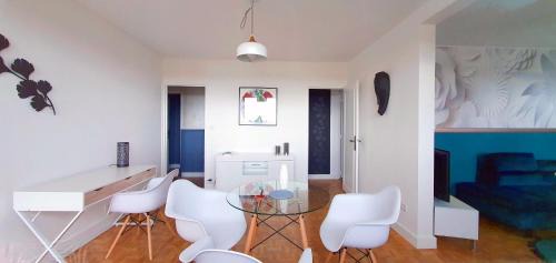 Chartres Apartment | Bruno's 52 m2 apartment, all comforts, balcony, free parking