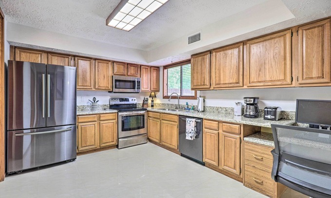 Briarcrest Estates Cottage | Bryan Home w/Deck & Yard ~ 4 Mi to Texas A & M!