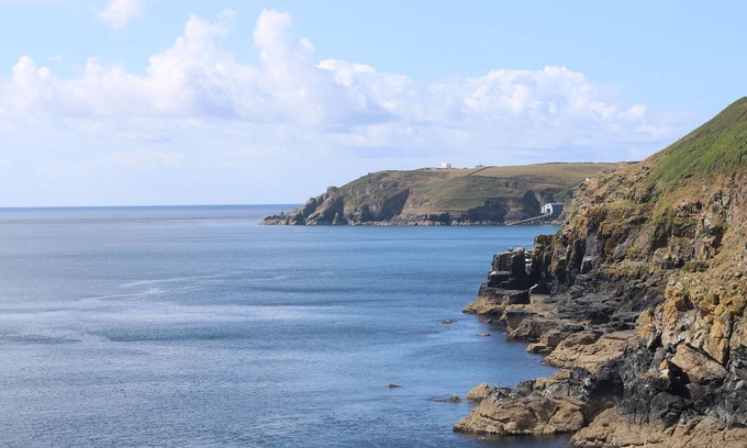 Cadgwith Cottage | BRYHER COTTAGE, pet friendly, with a garden in Ruan Minor