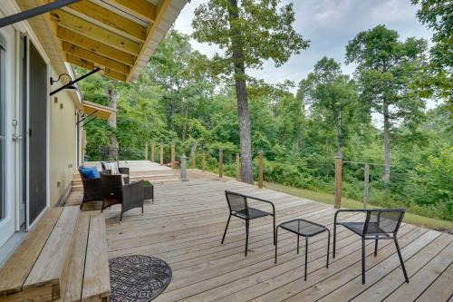 Buchanan House | Buchanan Home with Deck, 4 Mi to Paris Landing!