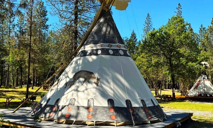 Cave Junction Apartment | Buck and Does - 20' - Sleeps up to 4 - Restrooms and Showers are only a short walk away.