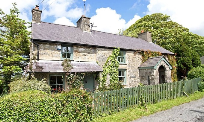 Pentraeth Cottage | BUCK COTTAGE, pet friendly, with open fire in Red Wharf Bay