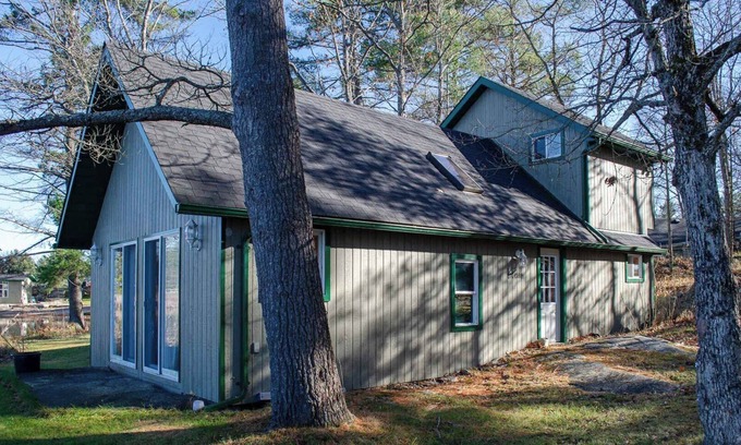 Trent Lakes Cottage | Buckhorn's Angelfire Resort - Log Cabin