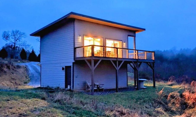 Warne House | Bucolic Mountain View Stargazing Sunsets Wildlife