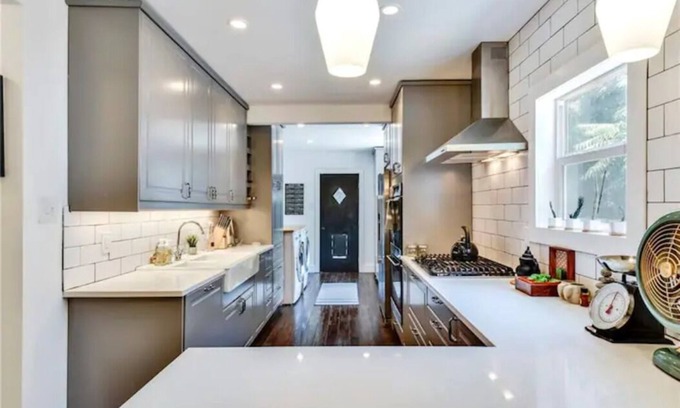 Govalle House | Buddy's East Austin Oasis + Sparkling Pool!