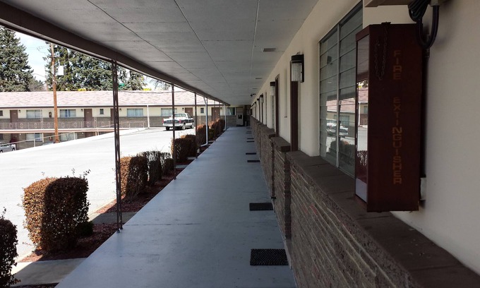 Bedford Hotel | Budget Host Midway Inn