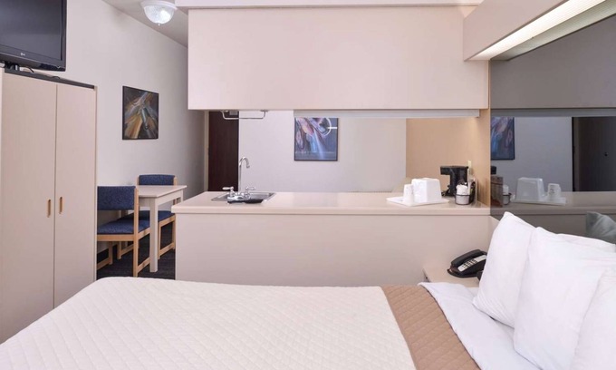 Maryville House | Budget-Minded Traveler's Dream: Comfortable Room with Breakfast Included