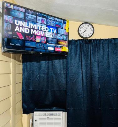 Hartford House | Budget Room Minutes From Downtown