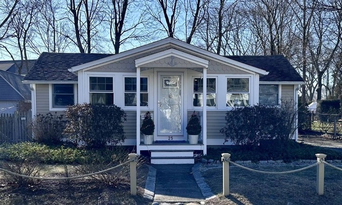North Kingstown Cottage | Buena Vista Cottage - Walk to 2 beaches! - 15 mins to Newport