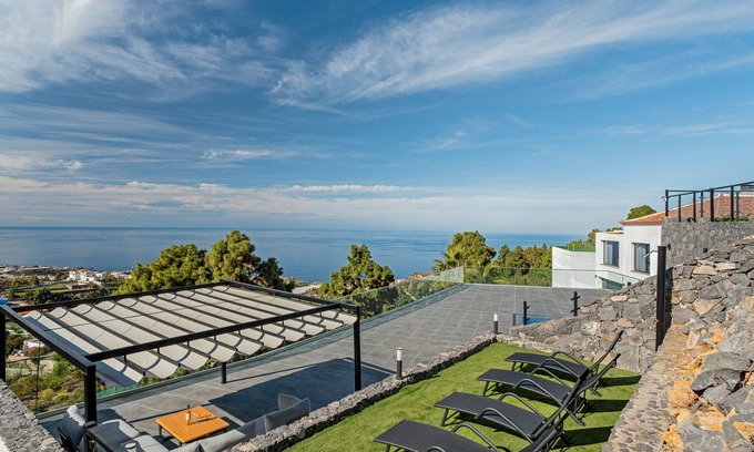 Buen Paso Ski Chalet | 'Buena - Vista' with sea views, private pool and Wi-Fi