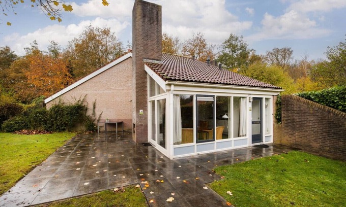 Zwiggelte House | Bullfinch I Home with Eccentric Garden