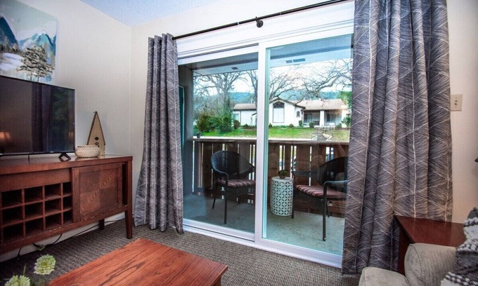 Mariposa Apartment | Bullion Street Homes. Bridalveil Falls 1/2 Block Walk to All (#2)