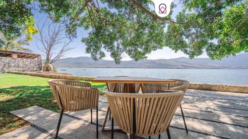 Cajititlan House | Bungalo with pool and lake view in Cajititlan