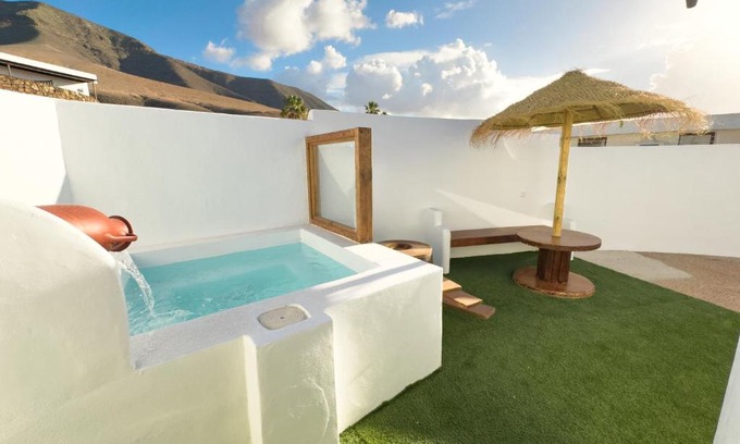 Urbanizacion Famara House | Bungalow Ahul Famara con pequeña piscina