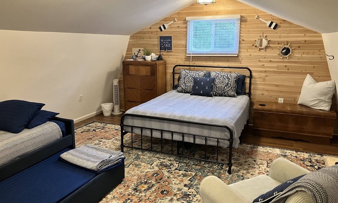 Lake Waccamaw House | Bungalow at the Lake - enjoy lake life within driving distance of the beach!
