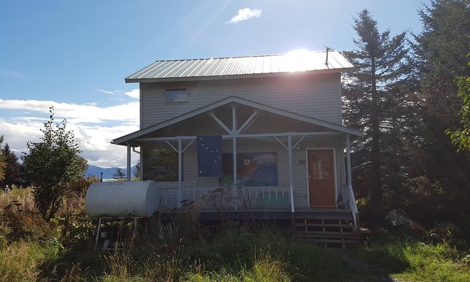 Homer House | Bungalow by Bishop's Beach! Great Beach access, Wonderful View, Family Friendly
