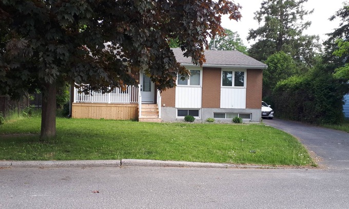 Ottawa Division House | Bungalow close to downtown with 3 parking , 9 min from the airport