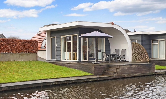 Midlaren House | Bungalow on the water in a holiday park