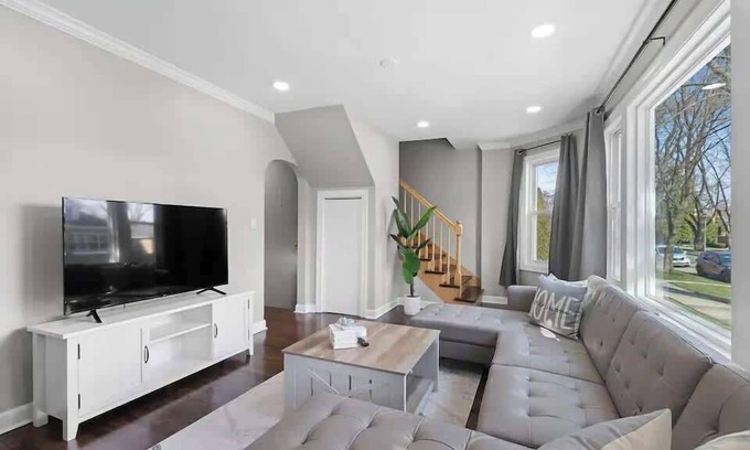 Morton Grove House | Bungalow w/Game Room | LCP Collection
