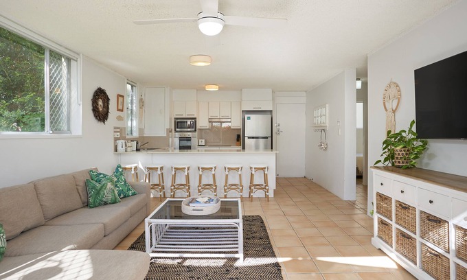 Burleigh Heads Apartment | Burleigh Beach Pad 100m from beach - stunning