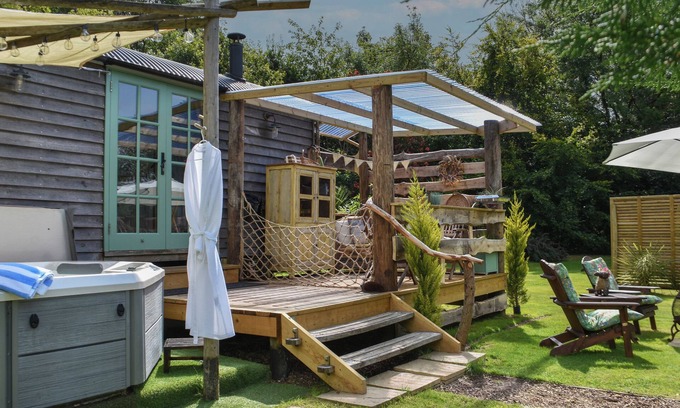Swimbridge Cottage | BURR 2 SHEPHERDS HUT, romantic, country holiday cottage in Barnstaple