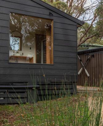 Binalong Bay House | Bush Hideaway by the beach