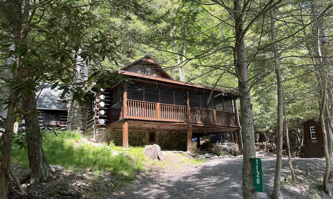 East Stroudsburg Cabin | Bushkill Waterfront Log Cabin
