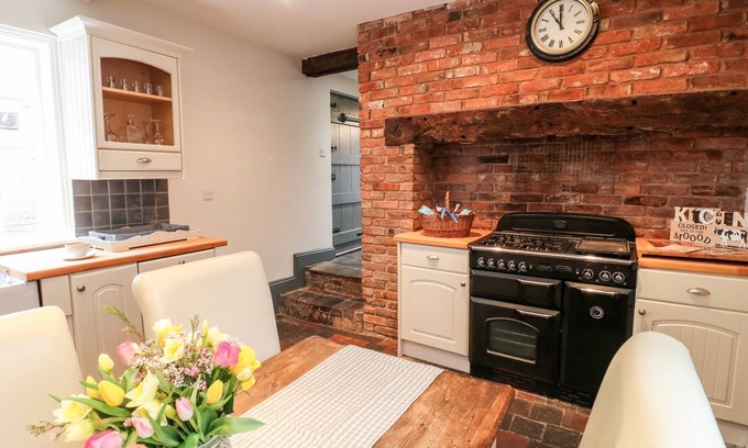 Abbots Bromley Cottage | BUTTERCROSS COTTAGE, pet friendly, with a garden in Abbots Bromley
