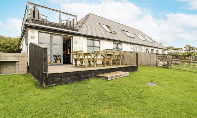 Cylch-Y-Garn Cottage | BWTHYN AWEL, family friendly, luxury holiday cottage in Cemaes Bay