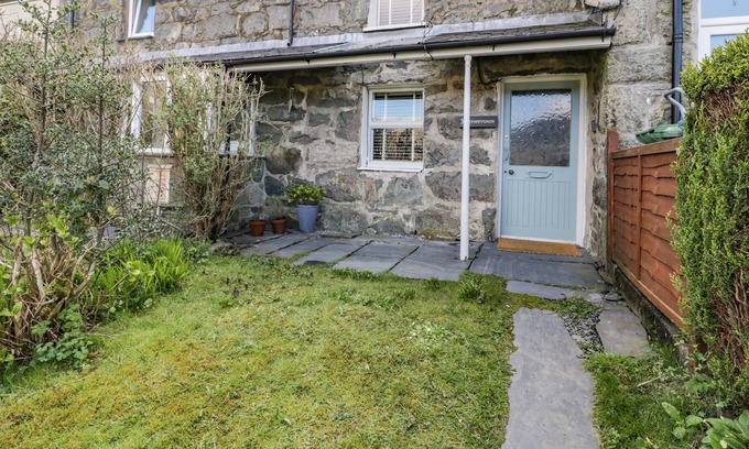 Manod Cottage | BWTHYN FFYNNON, family friendly, with open fire in Blaenau Ffestiniog
