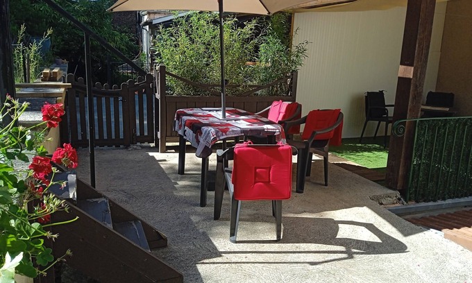 Decazeville Apartment | Côté jardin in Decazeville
