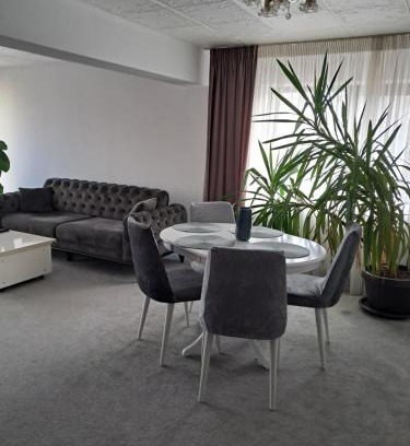 Sector 5 Apartment | Căsuța galbenă