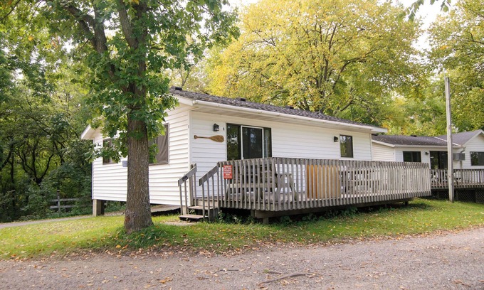 Richmond Cabin | C'mon Inn, a 3BR cabin w/lake views nestled in family-friendly Riverside Resort