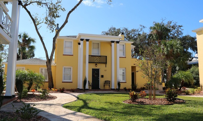 Downtown Historic District Apartment | C5, Flagler location in downtown, close to beaches, private patio, free parking!