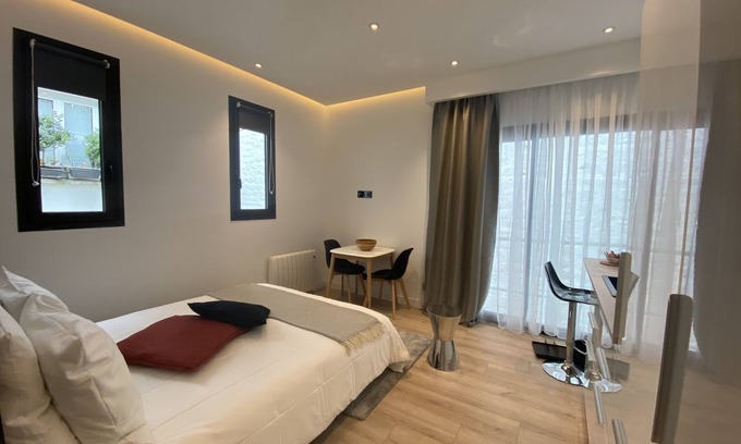 15th Arrondissement Apartment | C8 Mini Studio Design 175Blo-Paris Convention