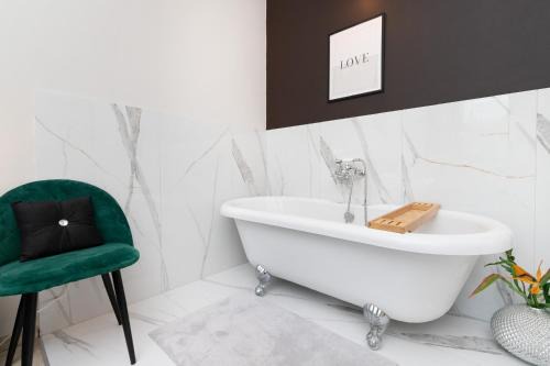 Borkowo Lostowickie Apartment | Cały apartament z Victorian wanna i podwojnym prysznicem w spokojnej dzielnicy
