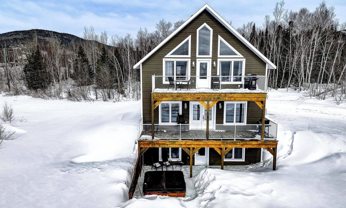 Petite-Riviere-Saint-Francois Ski Chalet | Le Haut-Perché | Spa and River View