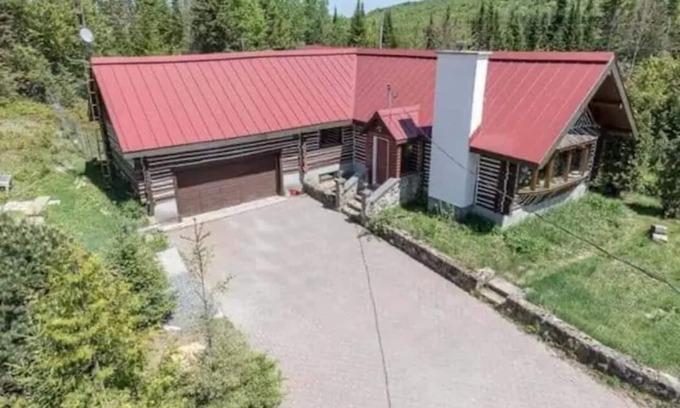Ste-Lucie-des-Laurentides Cottage | Unique log cabin